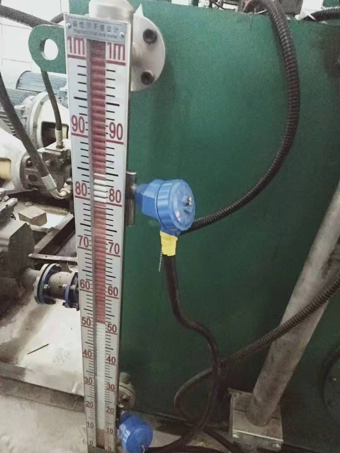 磁翻板液位计在广东一家公司储油箱中安装