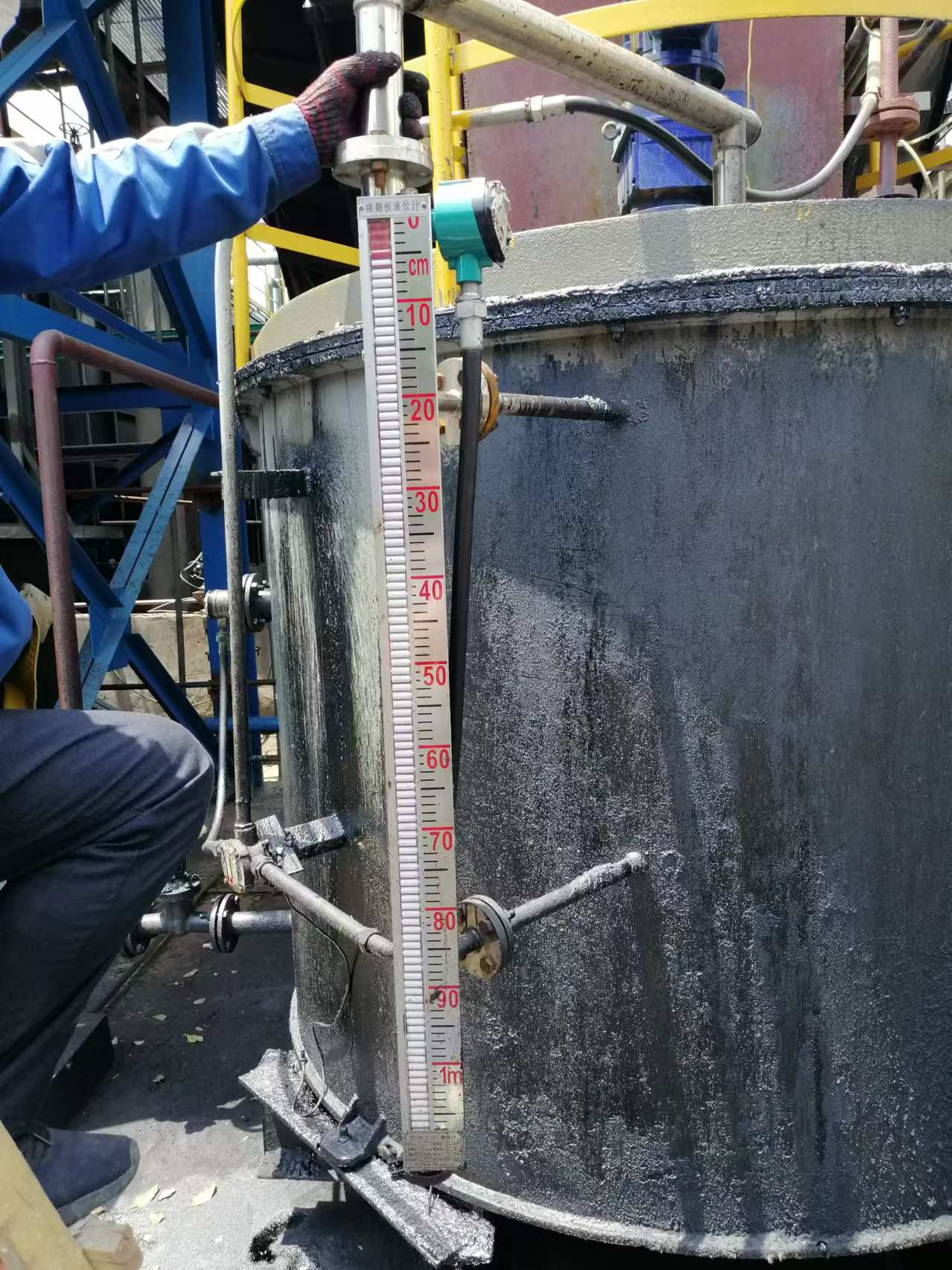 浮标液位计在高粘度煤焦油储罐中安装