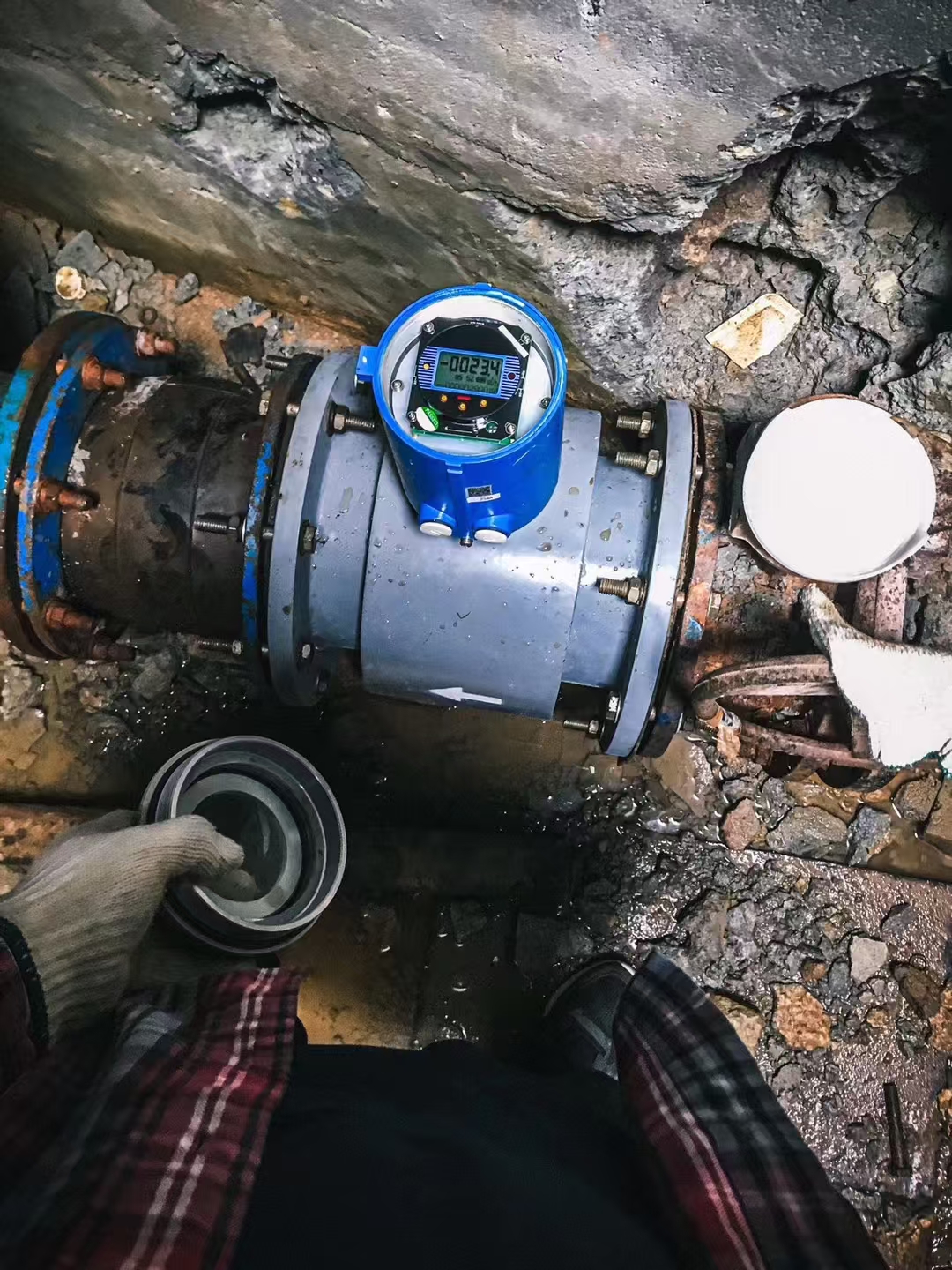 电池供电电磁流量计在自来水管道上安装